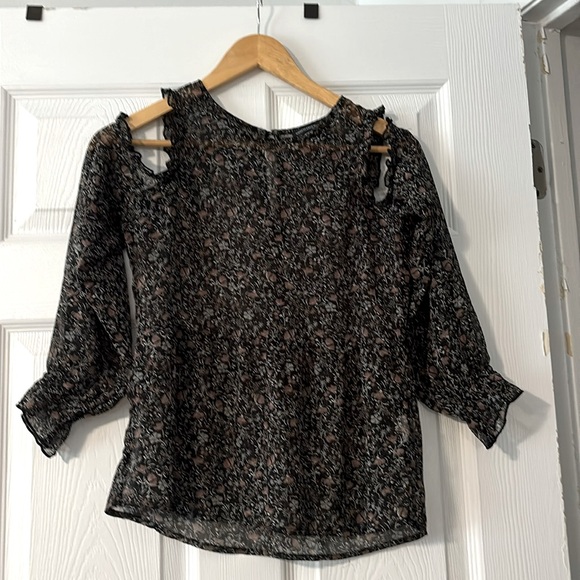 American Eagle cold shoulder top - Picture 2 of 4